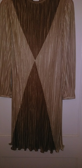 Pretty pleated gold dress - Picture 2 of 2